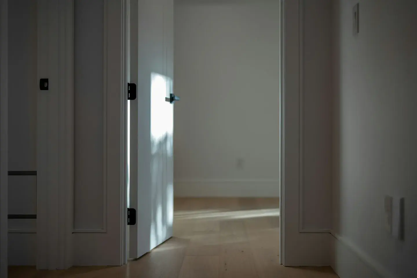 Porta interior ajustada en un habitatge, imatge de referència