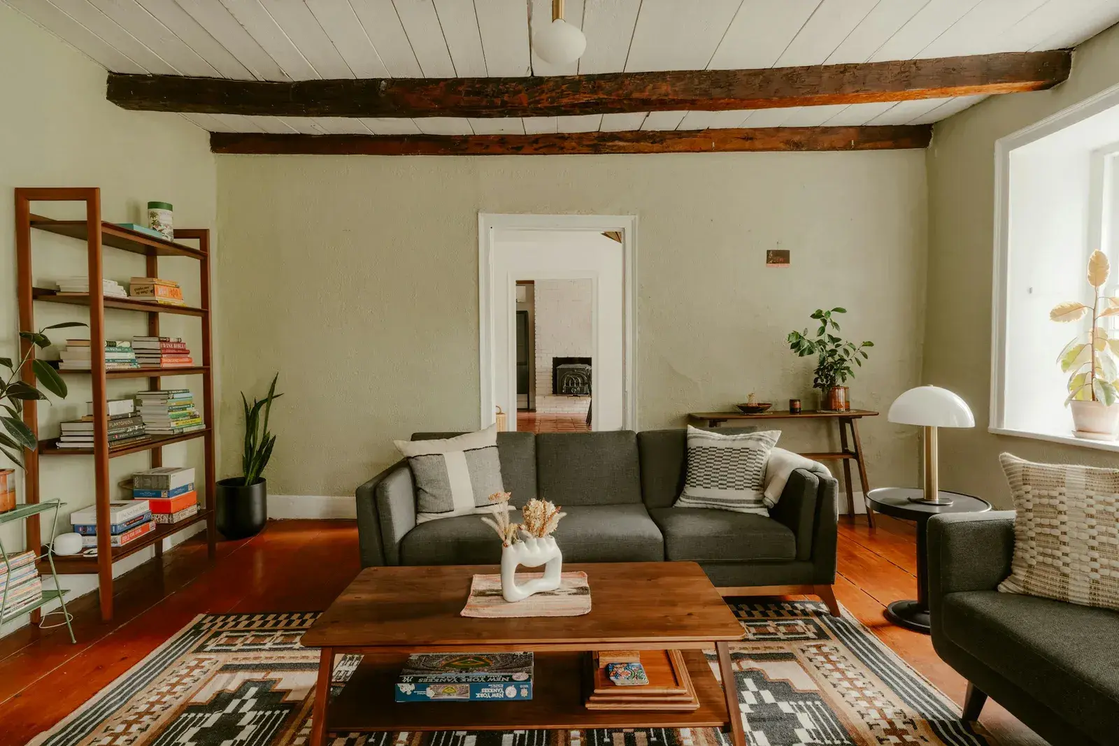 Sala d'estar reformada amb llum natural